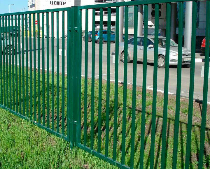 Заборы в шатуре. Забор профтруба 15*15. Забор из профильной трубы. Забор из труб металлических. Секционный забор.
